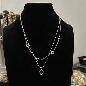 Chic Gold Clover Pendant Necklace